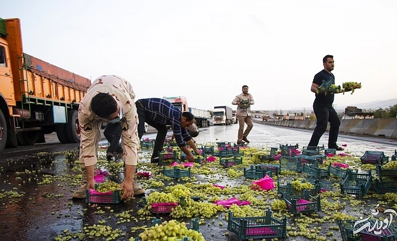 (تصاویر) واژگونی کامیون حامل انگور